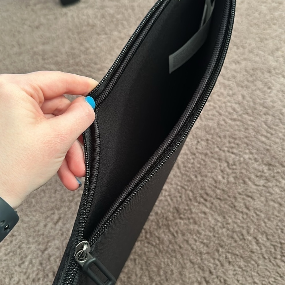Amazon Essentials Black Soft Travel Laptop Case - Picture 5 of 7